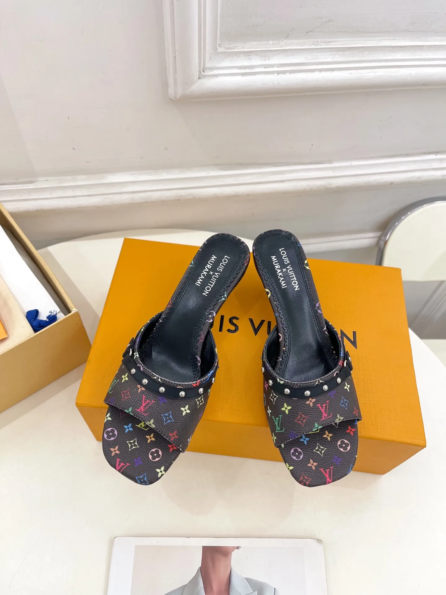 👟👟Ex-factory price 580👟👟 LV | Louis Vuitton 25𝐬𝐬 🧡💚2025 early spring new top version‼ ️The original version is the same. The counter features the latest LV Full of high-end feel! A popular model among bloggers at home and abroad, it’s retro and fashionable and looks amazing on your feet! Mainly recommended model on the official website★ ━━━━━ ЅᏇєєt ━━━━━ ▪️Upper: high-customized rainbow-colored presbyopia leather ▪️Lining: imported sheepskin lining ▪️Outsole: original Italian leather outsole ▪️Heel height: 5.5cm / 9.5cm ▪️Shoe size: 35-39 (34, 40, 41, 42 customized)